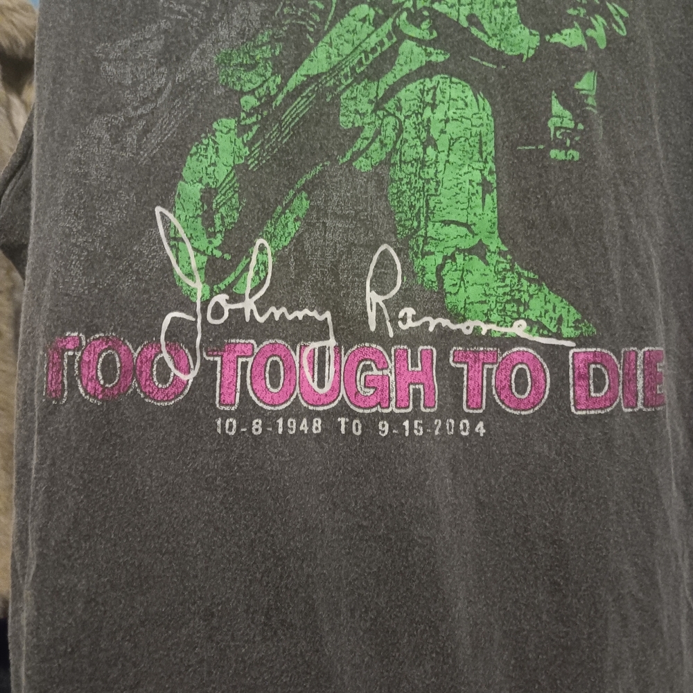 Vintage Rare Johnny Ramone R.I.P. TOO TOUGH TO DIE. IRON FIST.  M - Picture 2 of 3